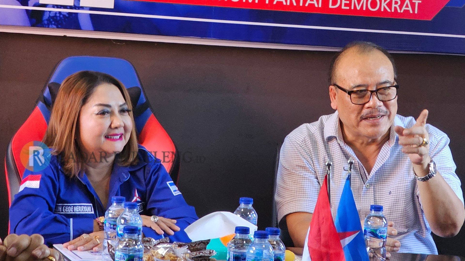 MENDAFTAR: Ketua DPD Golkar Bali, Nyoman Sugawa Korry (kanan) didampingi Ketua DPC Demokrat Buleleng, Luh Gede Herryani (kiri) saat mendaftar sebagai calon Bupati Buleleng di Sekretariat Demokrat Bali