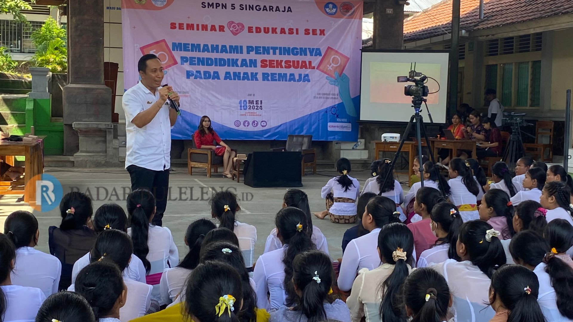 CEGAH KEKERASAN: Kepala Dinas Pengendalian Penduduk, Keluarga Berencana, Perlindungan Perempuan dan Anak  (P2KBP3A) Buleleng, Nyoman Riang Pustaka memberikan edukasi kepada pelajar.
