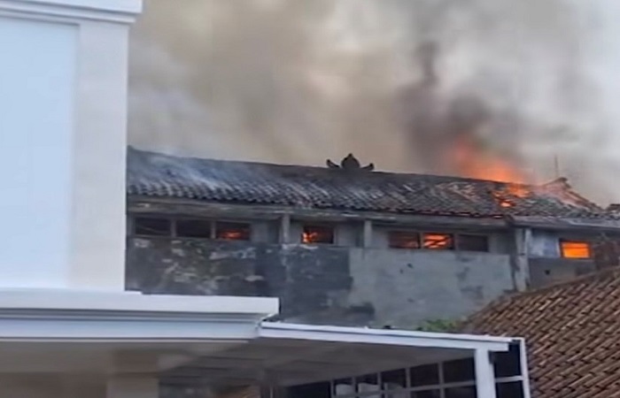 Tangkapan layar video kebakaran rumah berlantai 2 di Jalan Sutoyo, no 7 Denpasar, Banjar Gemeh, Dauh Puri Kangin, Denpasar Barat.