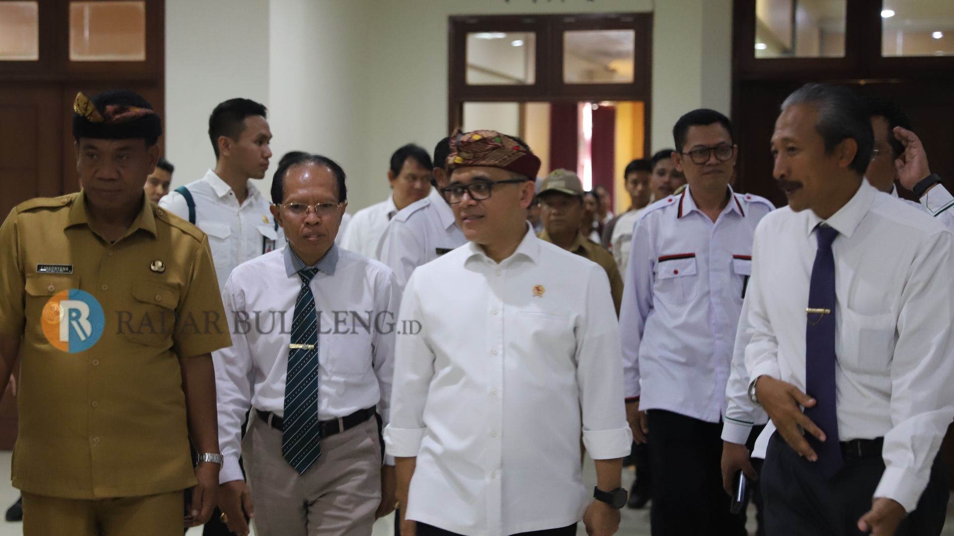 DUKUNG TRANSFORMASI: Menteri PAN-RB, Azwar Anas (baju putih pakai udeng) saat melakukan visitasi ke STAHN Mpu Kuturan, Senin (20/5/2024).