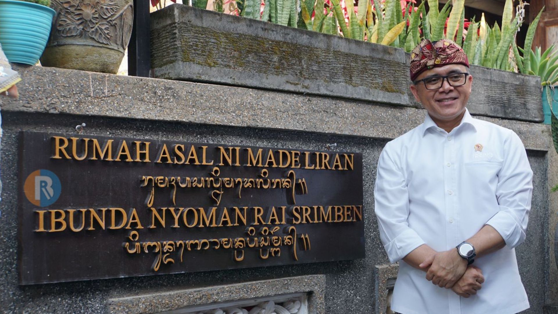 JANGAN LUPA SEJARAH: MenPAN-RB Abdullah Azwar Anas saat berkunjung ke rumah Ibunda Bung Karno, Nyoman Rai Srimben di kawasan Bale Agung, pada Senin (20/5/2024).