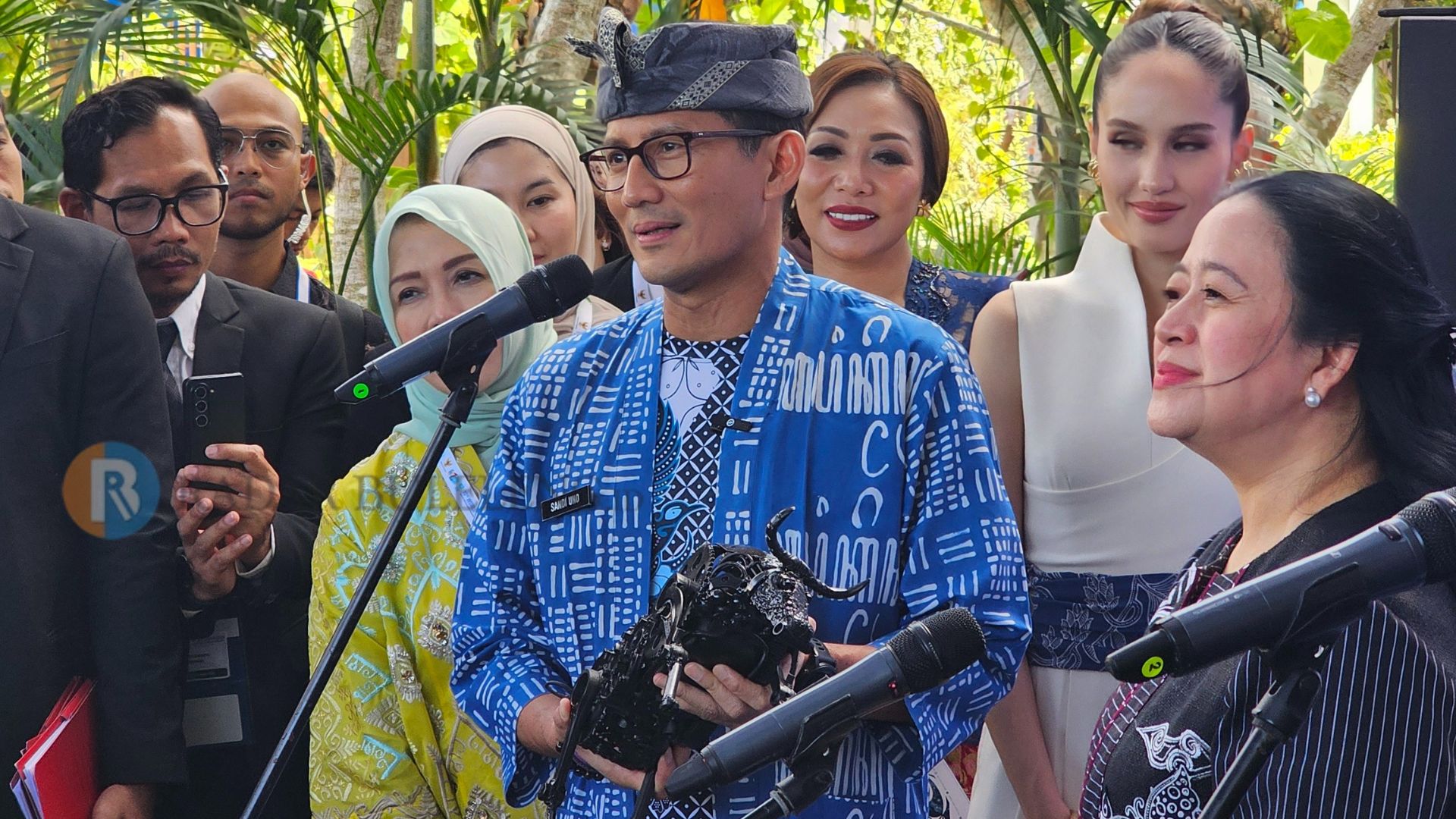 PATUNG BANTENG: Menteri Pariwisata, Sandiaga Salahudin Uno (baju biru) menyerahkan patung banteng pada Ketua DPR RI, Puan Maharani (paling kanan).