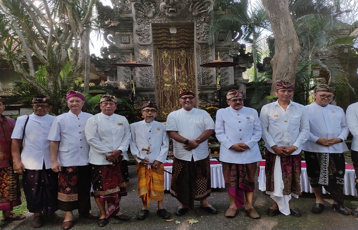 Pelingsir Puri se Bali memberikan dukungan pembangunan bandara Bali Utara di Puri Agung Blahbatih Kemarin.