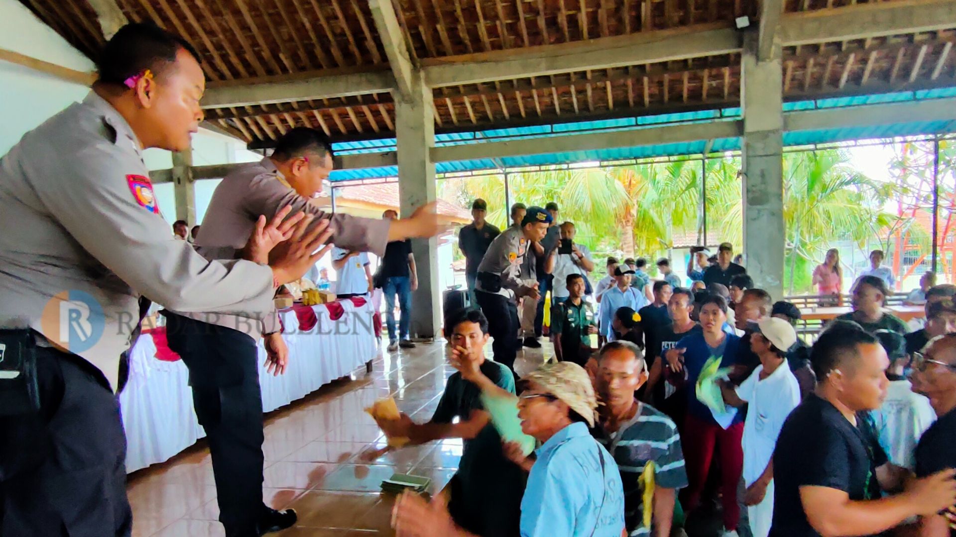 PROTES: Warga eks transmigran Timtim yang mukim di Desa Sumberklampok melakukan protes saat acara sosialisasi pensertifikatan tanah di Balai Desa Sumberklampok.