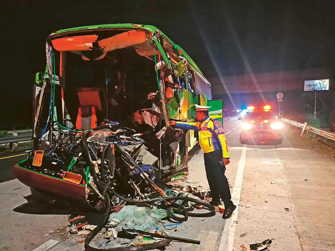 TIBA-TIBA OLENG: Kondisi bus rombongan SMP PGRI 1 Wonosari, Kabupaten Malang, yang mengalami kecelakaan di tol Jombang-Mojokerto Selasa (21/5) malam.