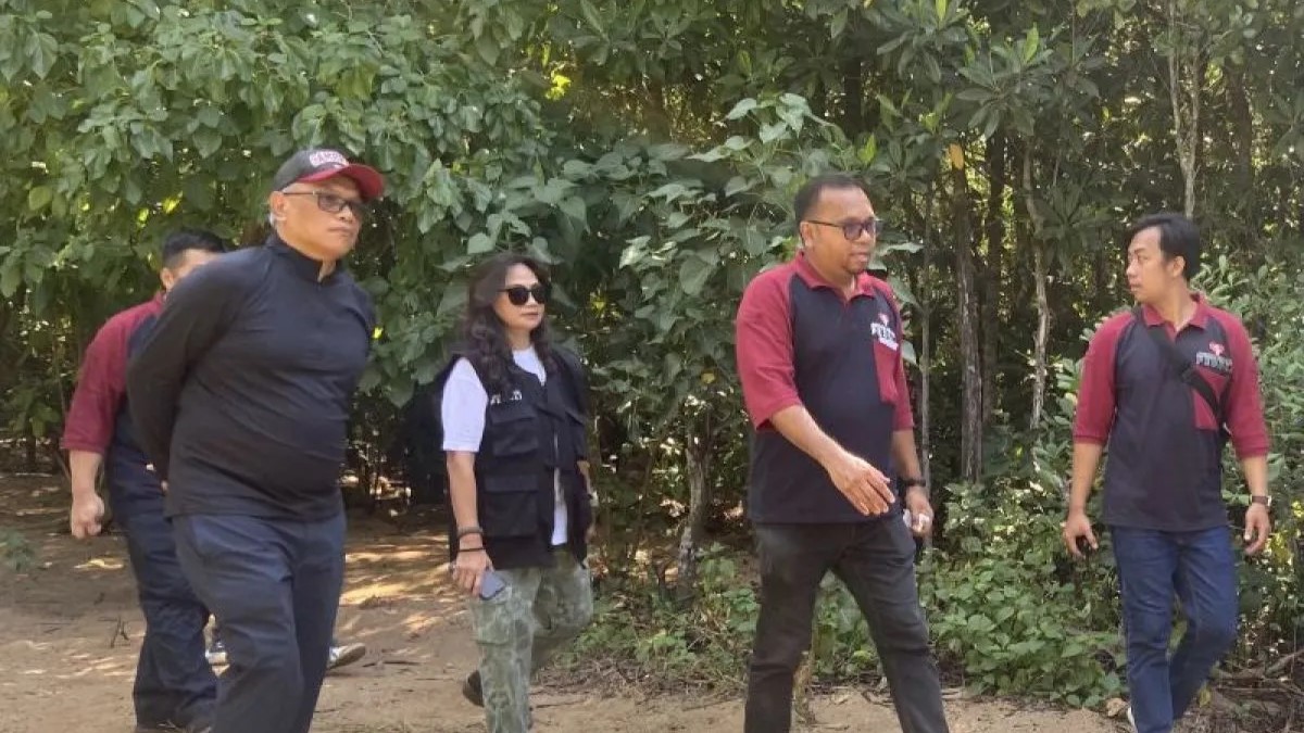 Wakil Delegasi Indonesia untuk UNESCO Prof Ismunandar (kiri) kunjungi konservasi mangrove di sela-sela World Water Forum di Badung, Bali, Kamis (23/5/2024).