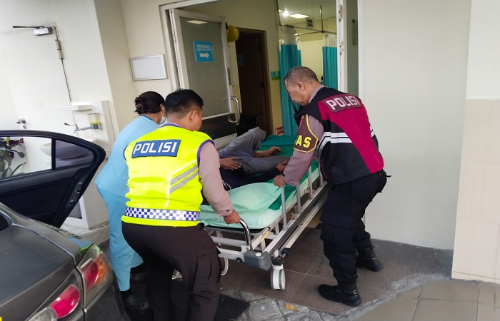 Kondisi mobil truk box yang masuk ke jurang dan sopir yang dilarikan ke rumah sakit Kasih Ibu Tabanan.