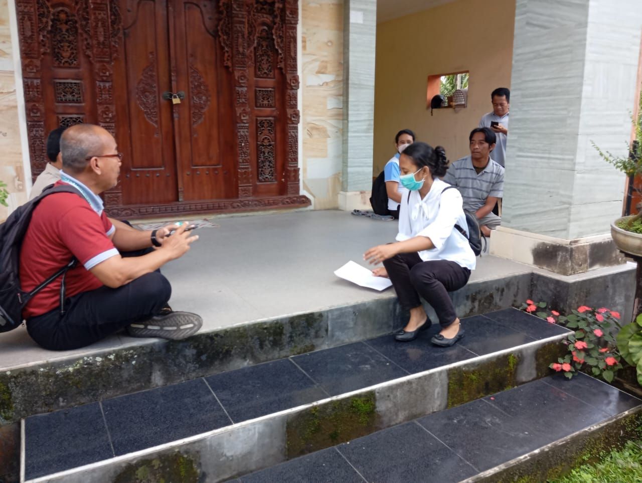 CEK LANGSUNG KE WARGA : Petugas dari Dinas Kesehatan Kabupaten Karangasem saat melakukan pelacakan ke Desa Sibetan terkait dugaan meningitis.