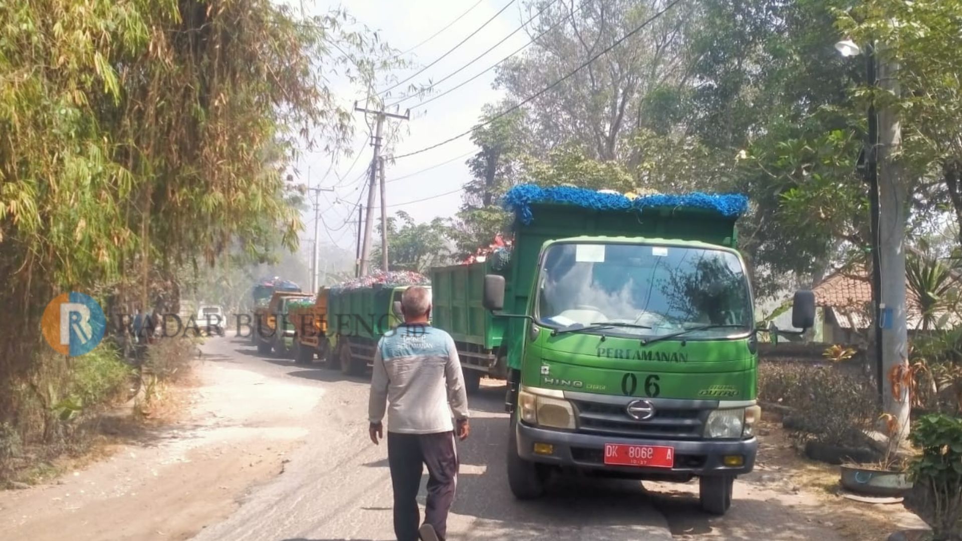 ANTRE: Antrean truk sampah yang hendak masuk menuju TPA Mandung.