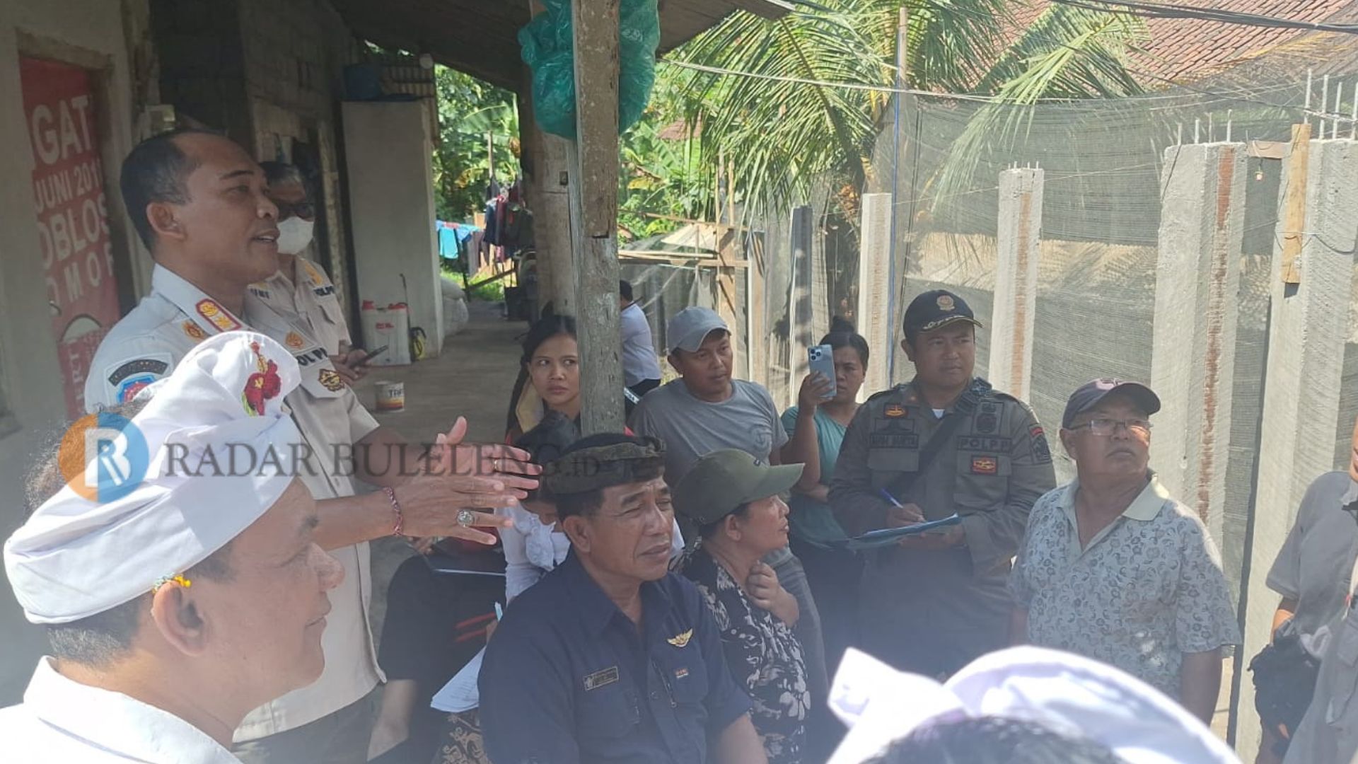 TUAI PROTES: Pol PP Buleleng mendatangi peternakan di Desa Busungbiu, Buleleng, yang dikeluhkan warga.