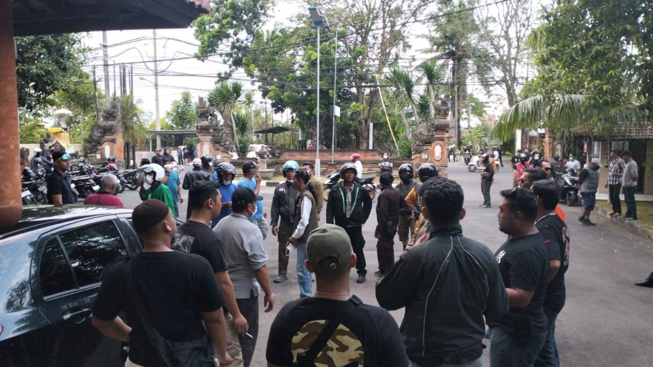RAMAI: Kelompok ormas Patriot Garuda Nusantara (PGN) dan anak kolong kompak mendatangi PWF yang sedang zoom meeting dengan asing di hotel Oranjje Denpasar (20/5/2024)