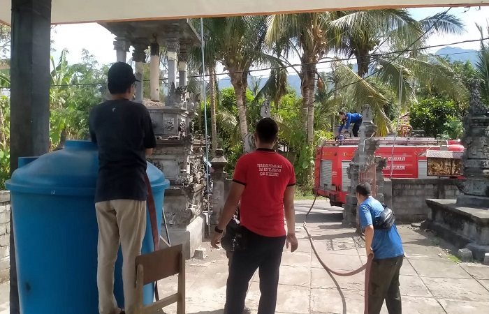 Tercatat ada 28 desa di Kabupaten Buleleng yang rawan mengalami kekeringan saat musim kemarau. Tampak petugas mendistribusikan air bersih kepada warga.