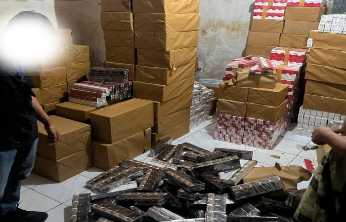 Petugas Bea Cukai Denpasar membongkar peredaran rokok ilegal dan menangkap pelakunya.