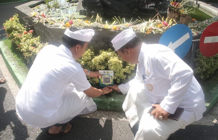 SMPN 2 Singaraja buat kode QR di tanaman. Ini sebagai upaya dan inovasi memperkenalkan dan menjaga lingkungan di sekolah.