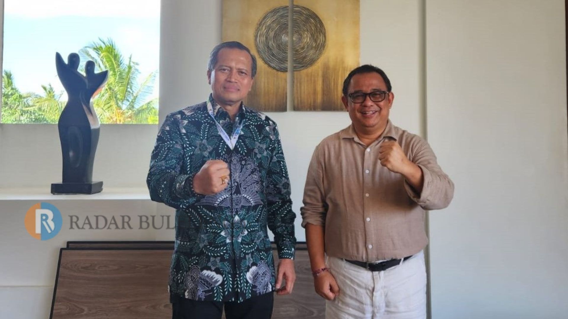 ELITE TNI: Stafsus Presiden Jokowi yakni Ari Dwipayana (kanan) bersama Letjen TNI I Nyoman Cantiasa (kiri) di sela WWF 2024.