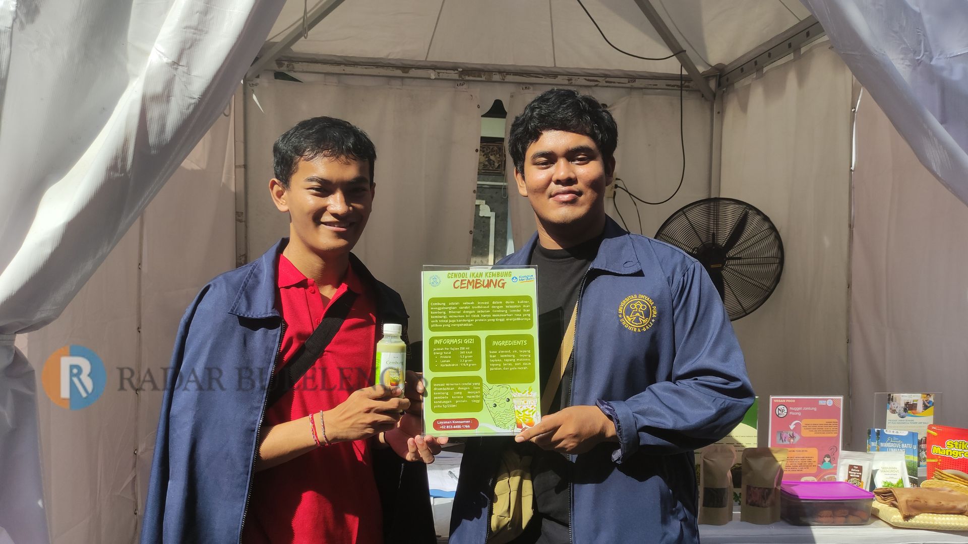 CENDOL IKAN KEMBUNG: I Komang Praskadewa (kanan) bersama rekan mahasiswanya menunjukan olahan es cendol bernama Cembung di Denpasar, Sabtu (25/5).