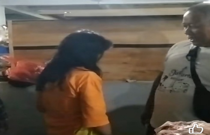 Pelaku berinisial AA saat kedapatan mencuri tas milik pedagang pasar Amlapura Barat pada Senin pagi.