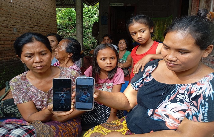 Foto Sutama (kiri) dan Yasa (kanan) di handphone milik keluarganya.Keluarga tak menyangka mereka berdua mengakhiri hidup dengan cara tragis.