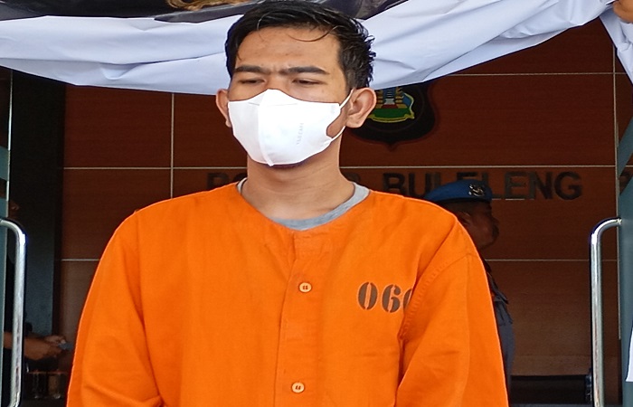 Tersangka KS menyembunyikan paket sabu di dalam lipatan jahitan jaketnya. Kini dia mendekam di sel tahanan Polres Buleleng.