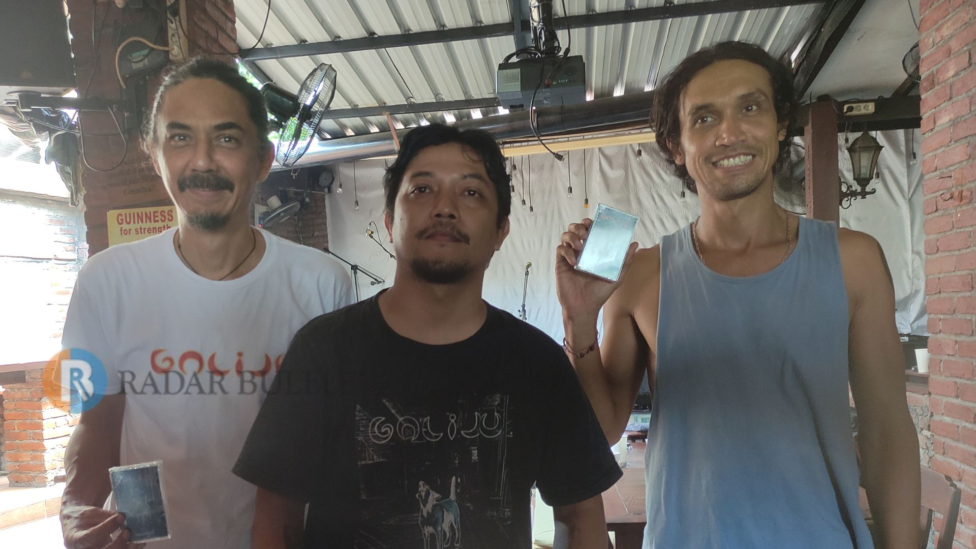 PERSONEL GALIJU: Dari kiri, Reza Achman (drum/vokal), Rangga (bass/vokal), dan Ian Stevenson (gitar/vokal).
