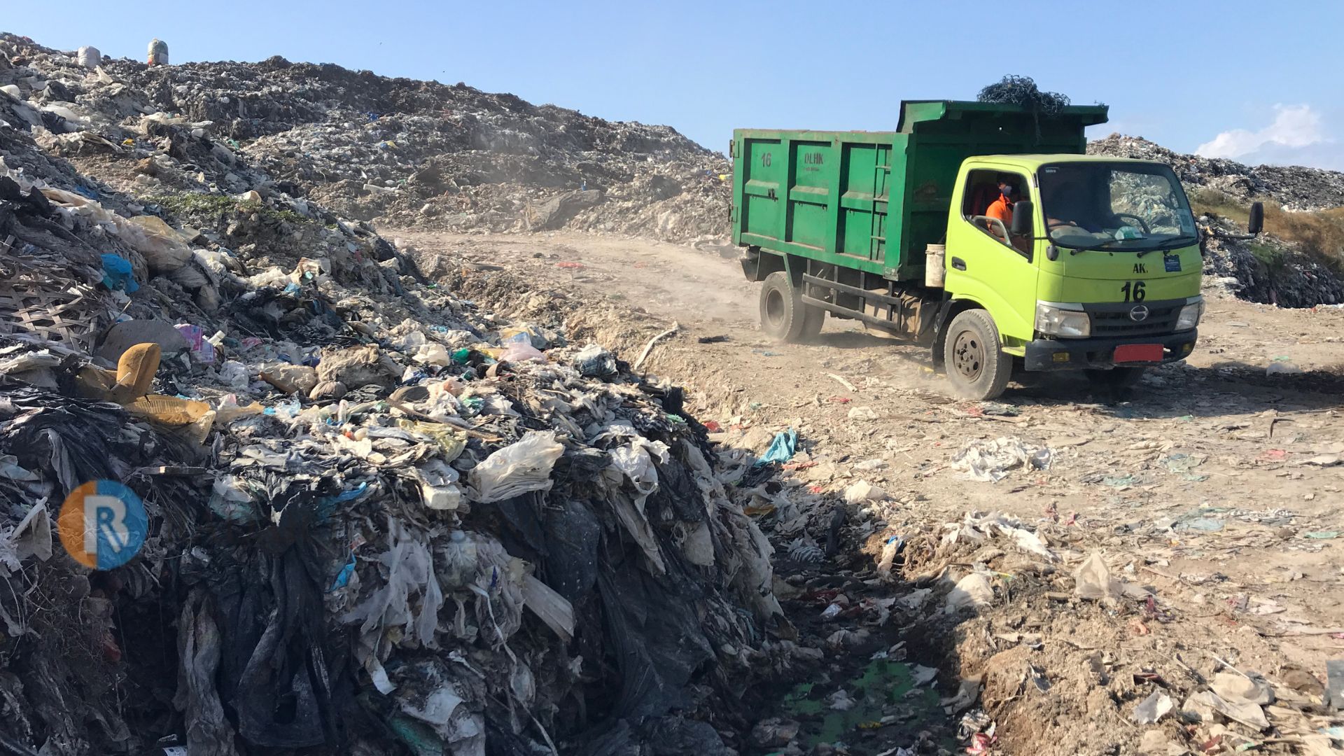 MENUMPUK: Timbunan sampah di TPA Suwung. TPA itu kembali aktif, setelah ditutup sementara selama World Water Forum (WWF).