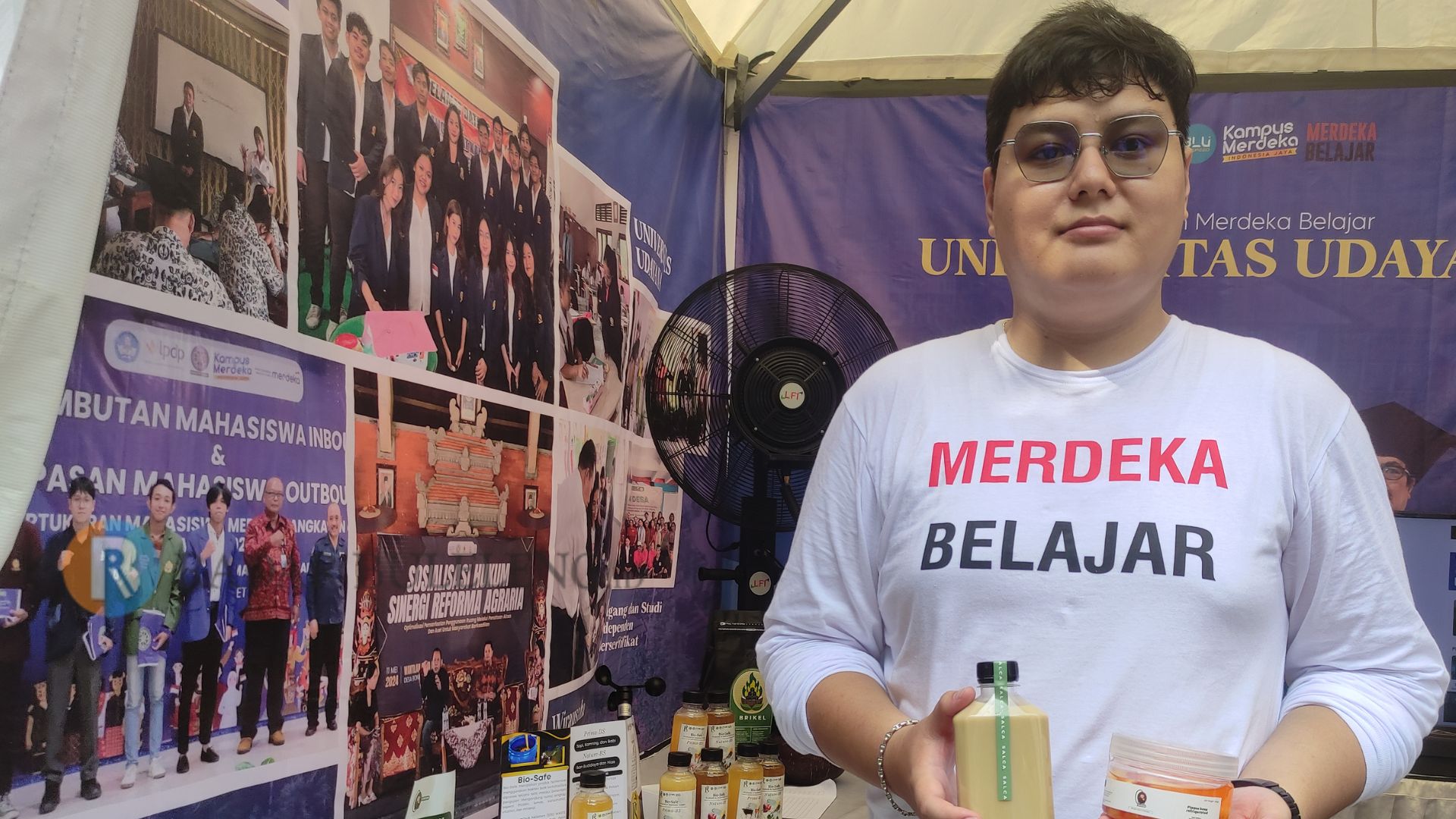 SALAK JADI KOPI: Dio Putra Utomo, salah satu mahasiswa semester 6 dari Fakultas Pertanian Universitas Udayana menunjukan kopi dan olahan buah salak di pameran.