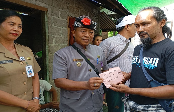 Penjabat (Pj) Gubernur Bali, Sang Made Mahendra Jaya memberikan bantuan uang tunai sebesar Rp 5 juta ke keluarga korban untuk keperluan upacara pada Senin (27/5) siang.