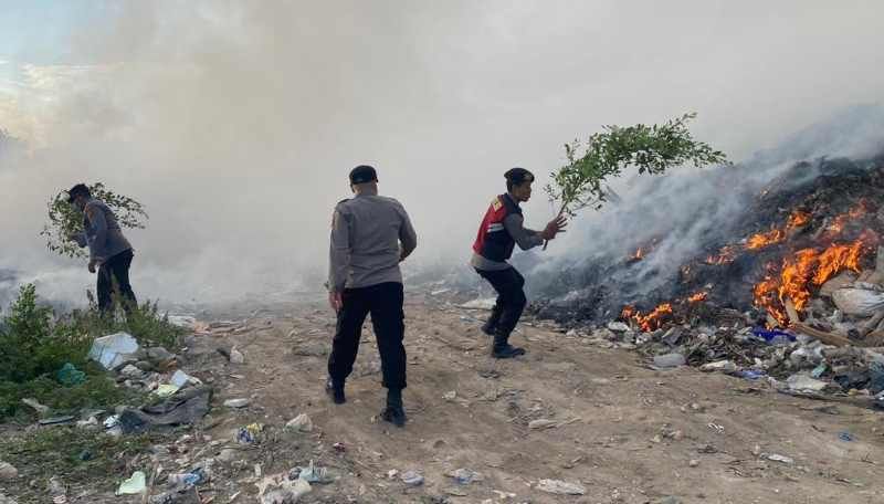PEMADAMAN SEADANYA : Polisi memadamkan kobaran api di TPA Jungut Batu dengan peralatan seadanya karena taka da mobil pemadam kebakaran.