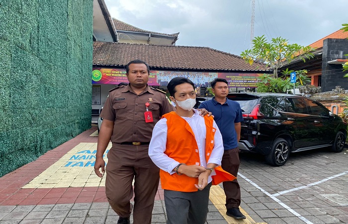 Terdakwa Kadek Dwi Arnata alias Jero Dasaran Alit (JDA) dikawal petugas seusai menjalani sidang di Pengadilan Negeri Tabanan. Dia divonis 6 tahun penjara dalam kasus pelecehan seksual.