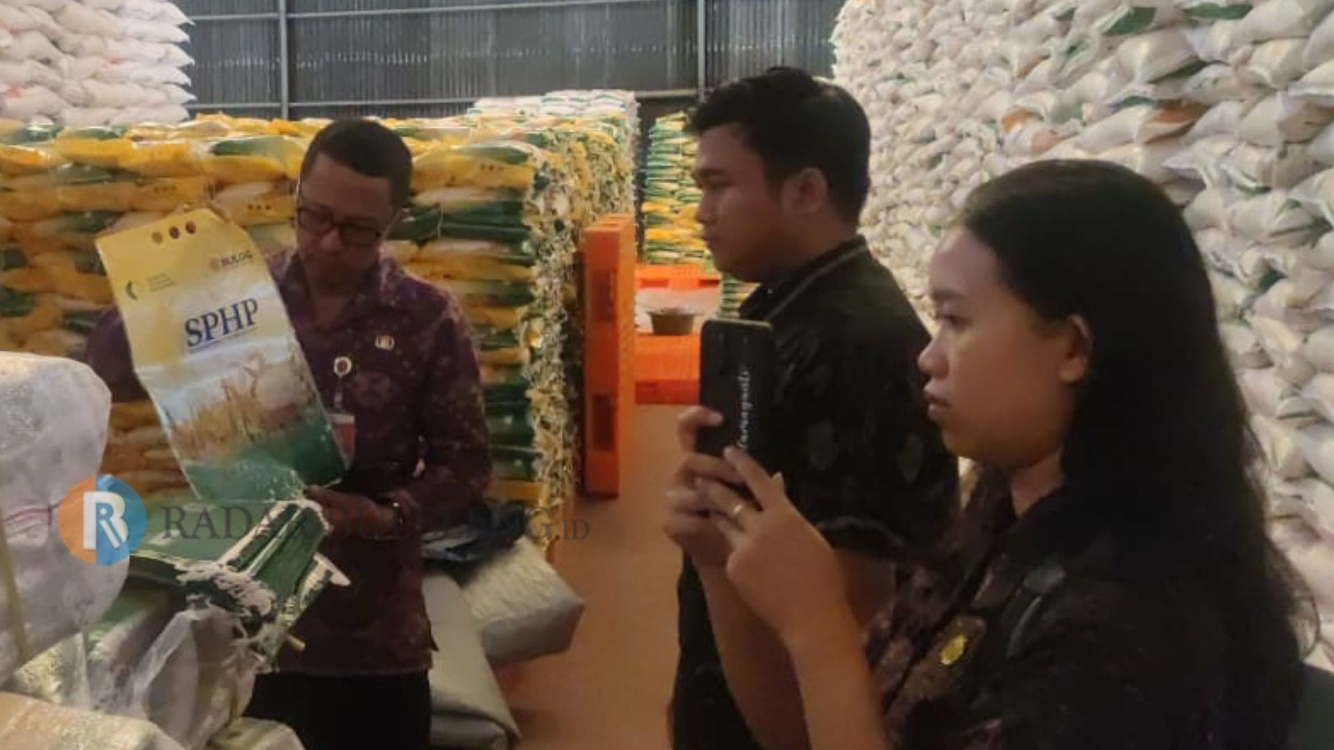 CEK PASOKAN: Tim dari Dinas Ketahanan Pangan dan Perikanan (DKPP) Buleleng mengecek beras yang akan disalurkan kepada warga miskin di Buleleng.