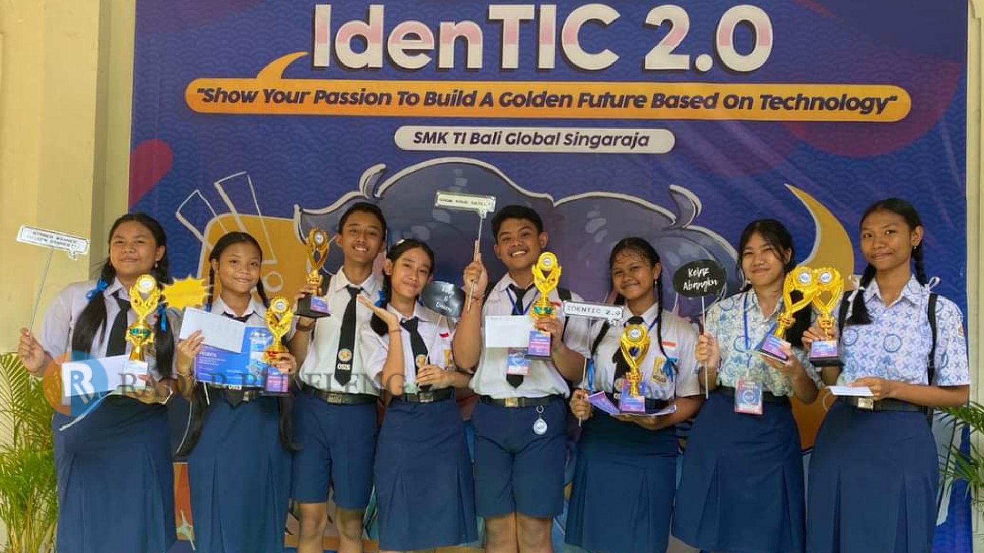 PRESTASI: Siswa SMPN 6 Singaraja yang berhasil meraih juara pada ajang IDENTIC 2.0 yang diselenggarakan SMK TI Bali Global.