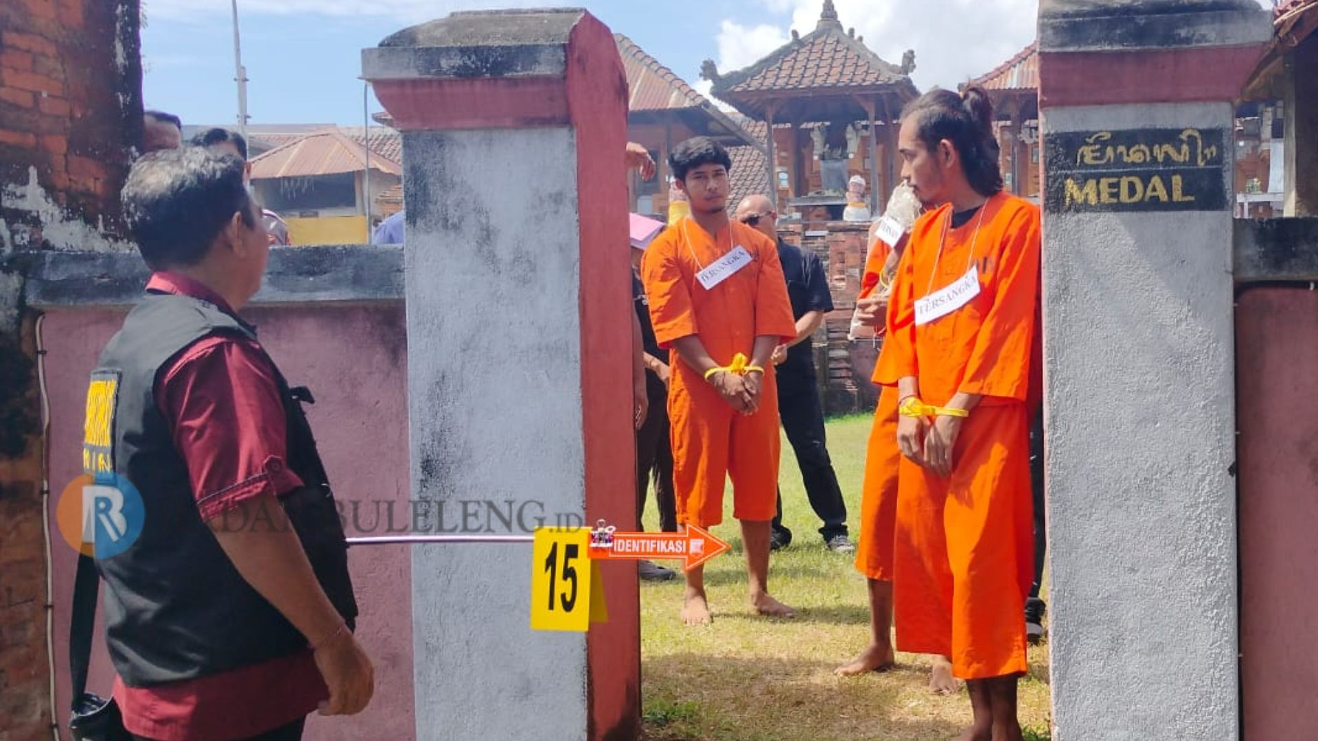 REKONSTRUKSI: Rekonstruksi kasus pencurian pratima di Pura Mas Penyeti Buleleng.