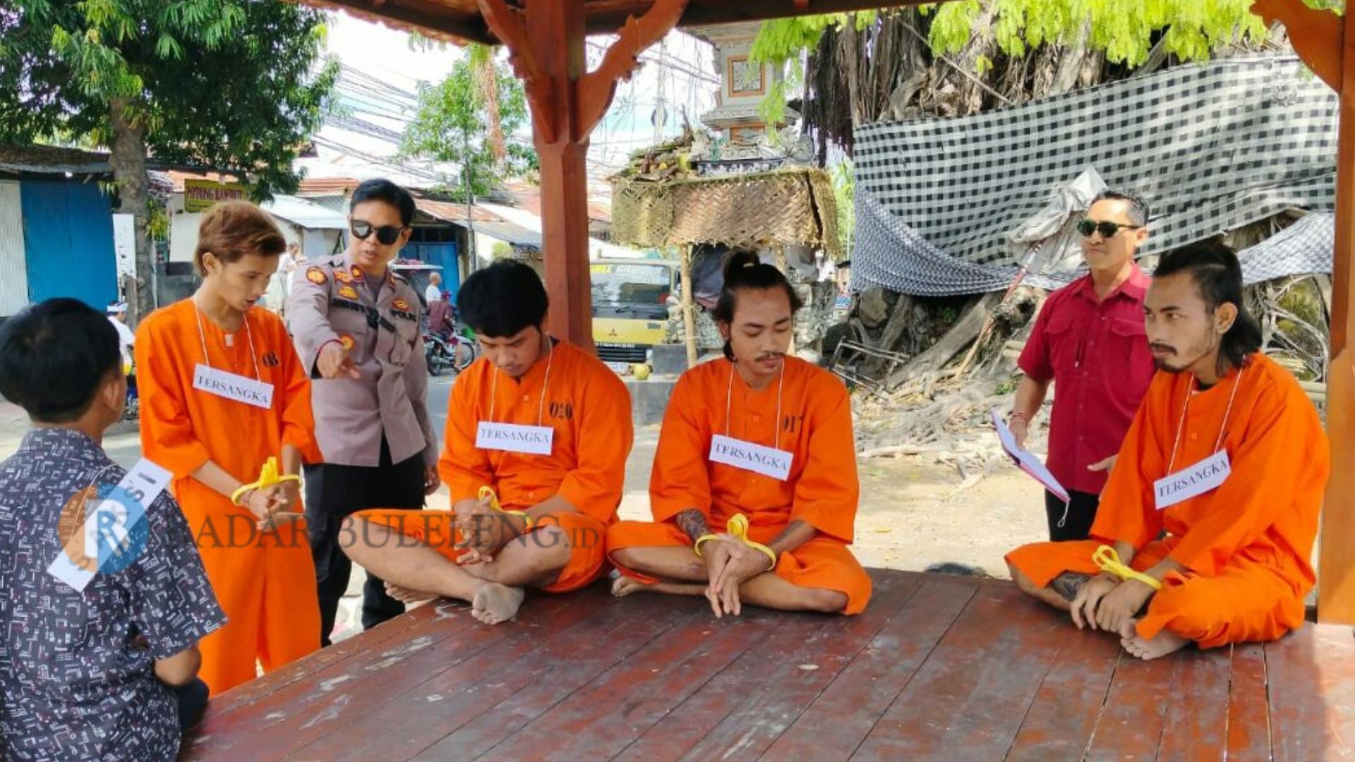 REKONSTRUKSI: Polisi saat melakukan rekonstruksi kasus pencurian pratima yang terjadi di Pura Mas Penyeti beberapa waktu lalu.