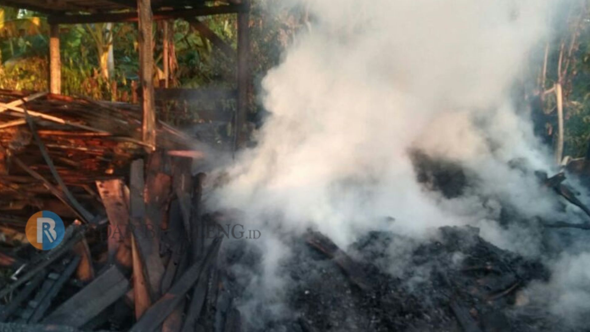 LUDES: Kebakaran yang melanda gudang kayu di Desa Sari Mekar, Buleleng.