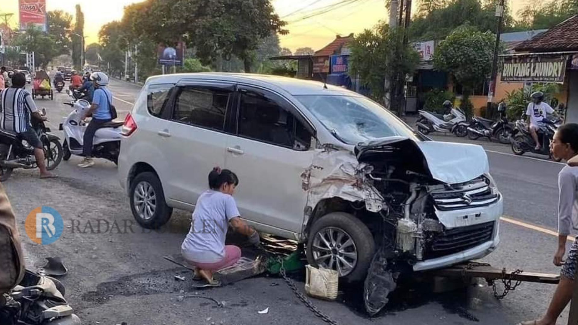 BERUNTUN: Kondisi di lokasi kejadian usai kecelakaan beruntun yang terjadi di Jalan A. Yani Singaraja. Satu orang tewas akibat peristiwa ini.