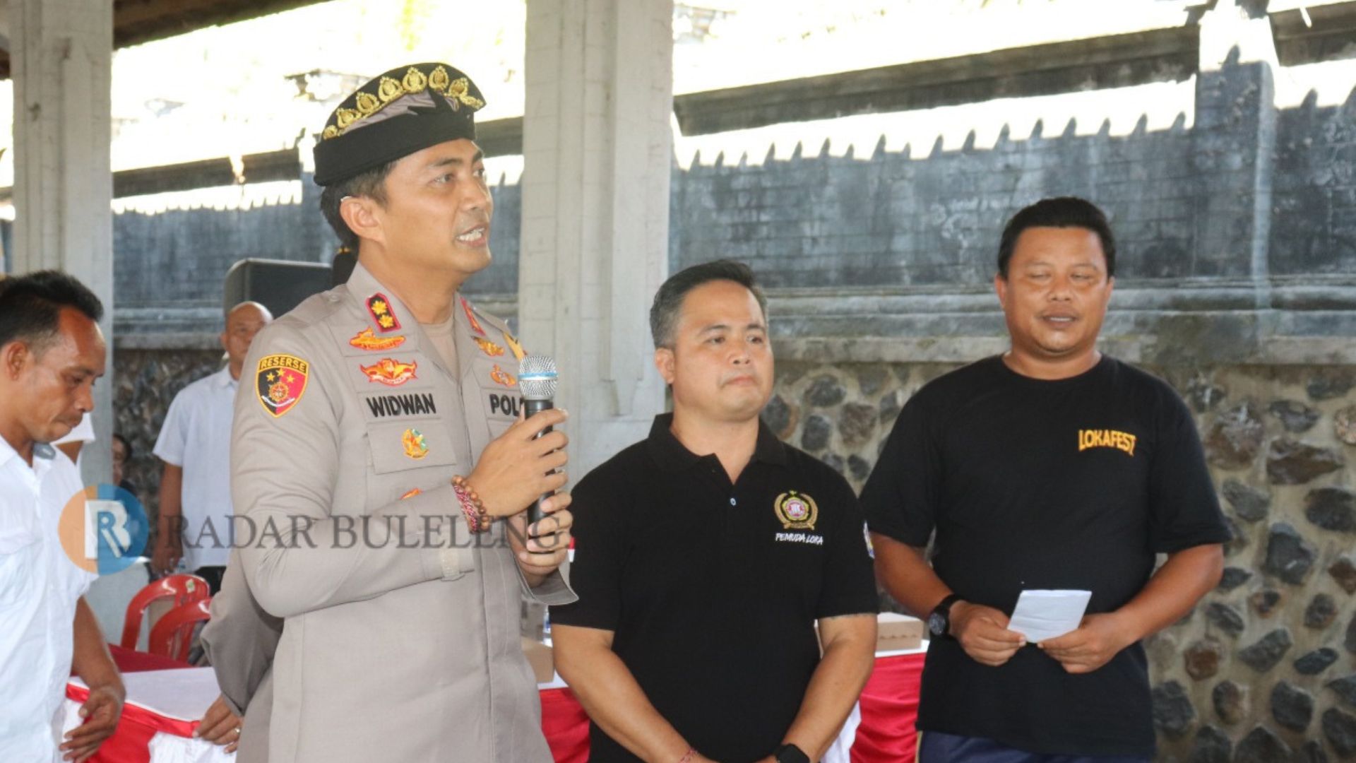CEGAH GENG MOTOR: Kapolres Buleleng, AKBP Ida Bagus Widwan Sutadi (kiri) saat bertemu dengan kelompok pemuda di Desa Lokapaksa.