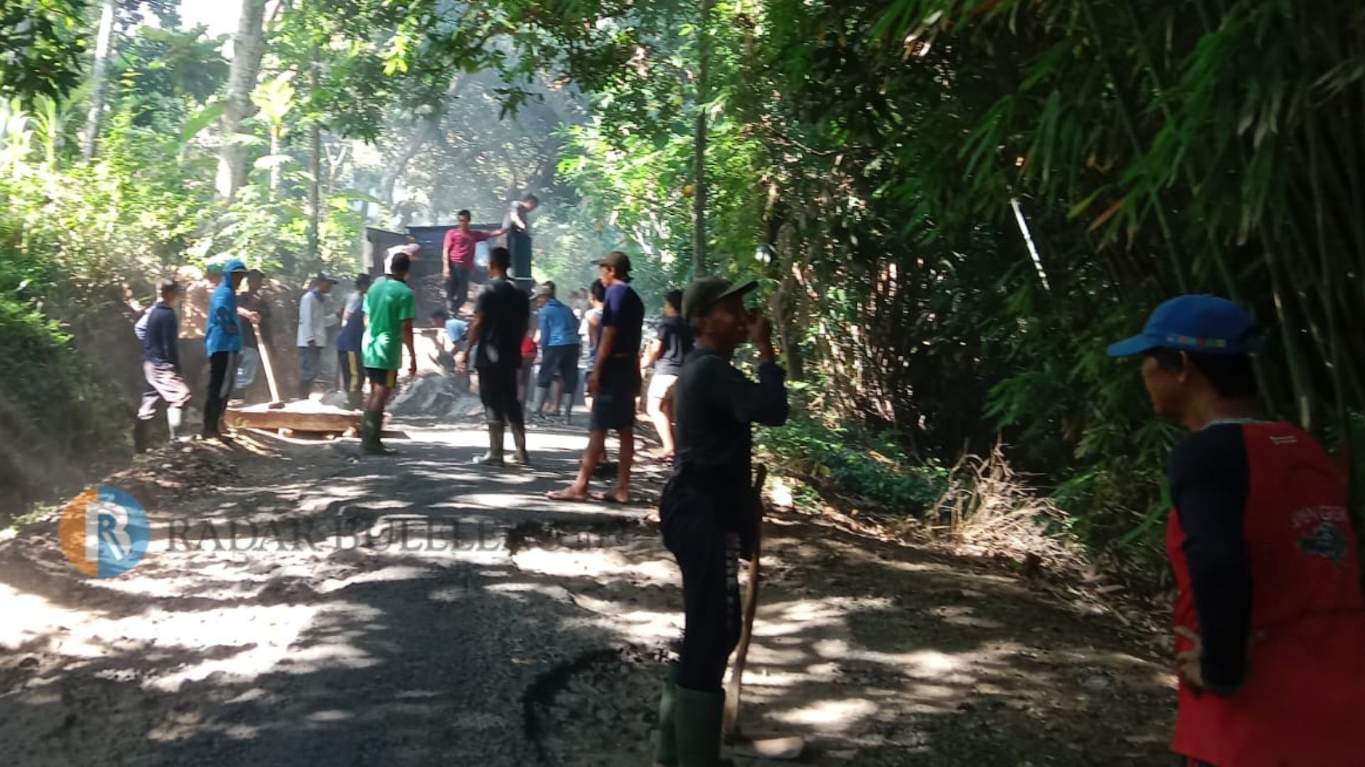 PERBAIKAN JALAN: Proses perbaikan jalan di Banjar Dinas Dangin Pura, Desa Tigawasa, Kecamatan Banjar.