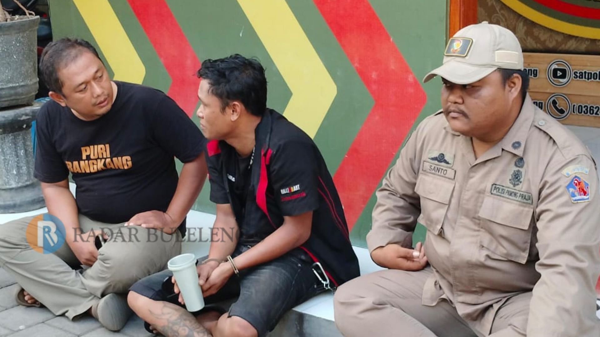 MANUSIA SILVER: Pol PP mengamankan Indra Gunawan (tengah) yang berperan jadi manusia silver di Buleleng.