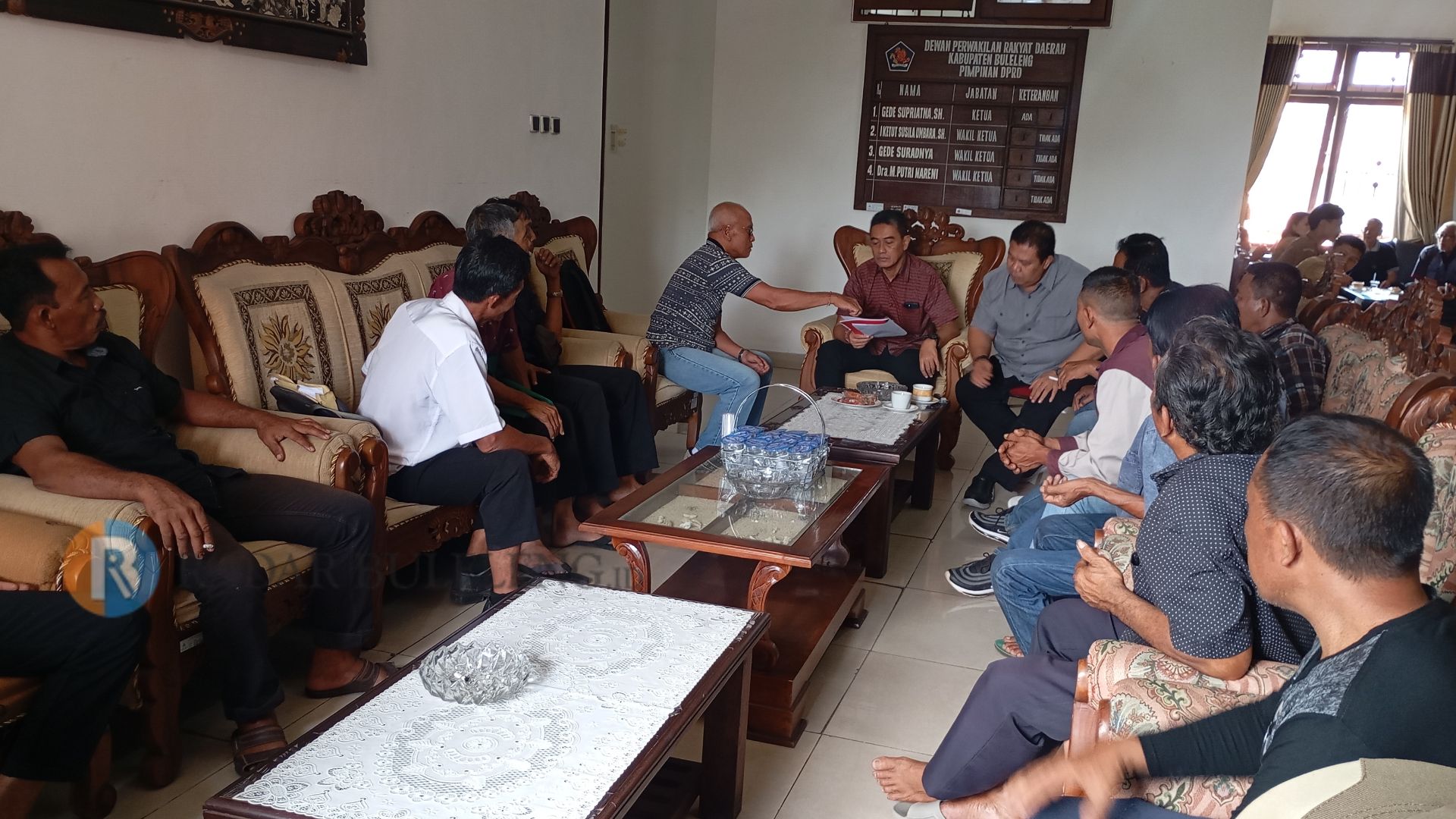 MESADU: Perwakilan Subak Paras Jambul mesadu ke Dewan Buleleng, terkait jaringan irigasinya ditutup. Mereka mohon dibantu mediasi.