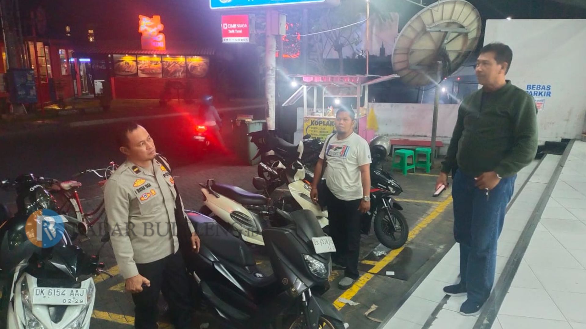 OLAH TKP: Polisi melakukan olah TKP di mini market tempat seorang bule menganiaya warga lokal.