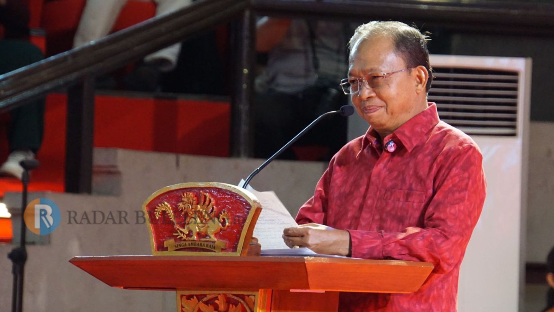 BICARA BANDARA: Mantan Gubernur Bali, Wayan Koster saat memberikan kuliah umum dengan tema Gen-Z Penerus Masa Depan Bali di Gedung Kesenian Gde Manik, Selasa (4/6/2024).