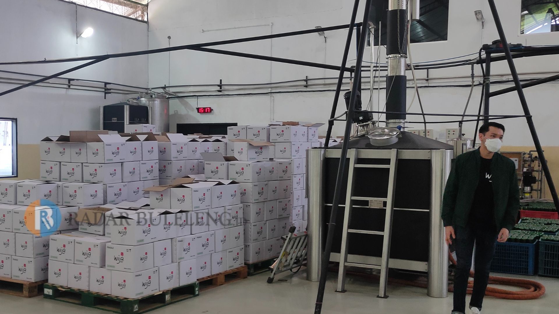 PRODUK LOKAL: Aktivitas di salah satu perusahaan produksi minuman beralkohol yang ada di Buleleng.