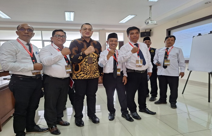 Perbekel Desa Selat, Putu Mara (dua dari kiri, berkacamata) saat mengikuti Paralegal Academy dalam rangka Paralegal Justice Award 2024.