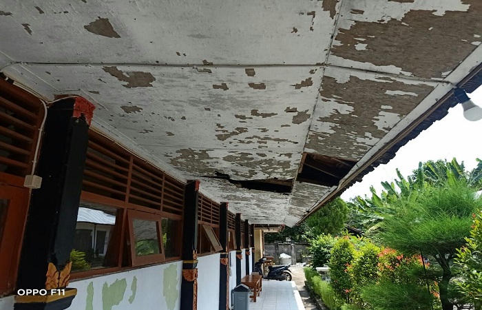 Kondisi di SDN Celukan Bawang yang memprihatinkan. Dua ruang kelasnya tidak bisa digunakan, membuat siswa harus bergantian menggunakan ruangan untuk mengikuti pembelajaran.