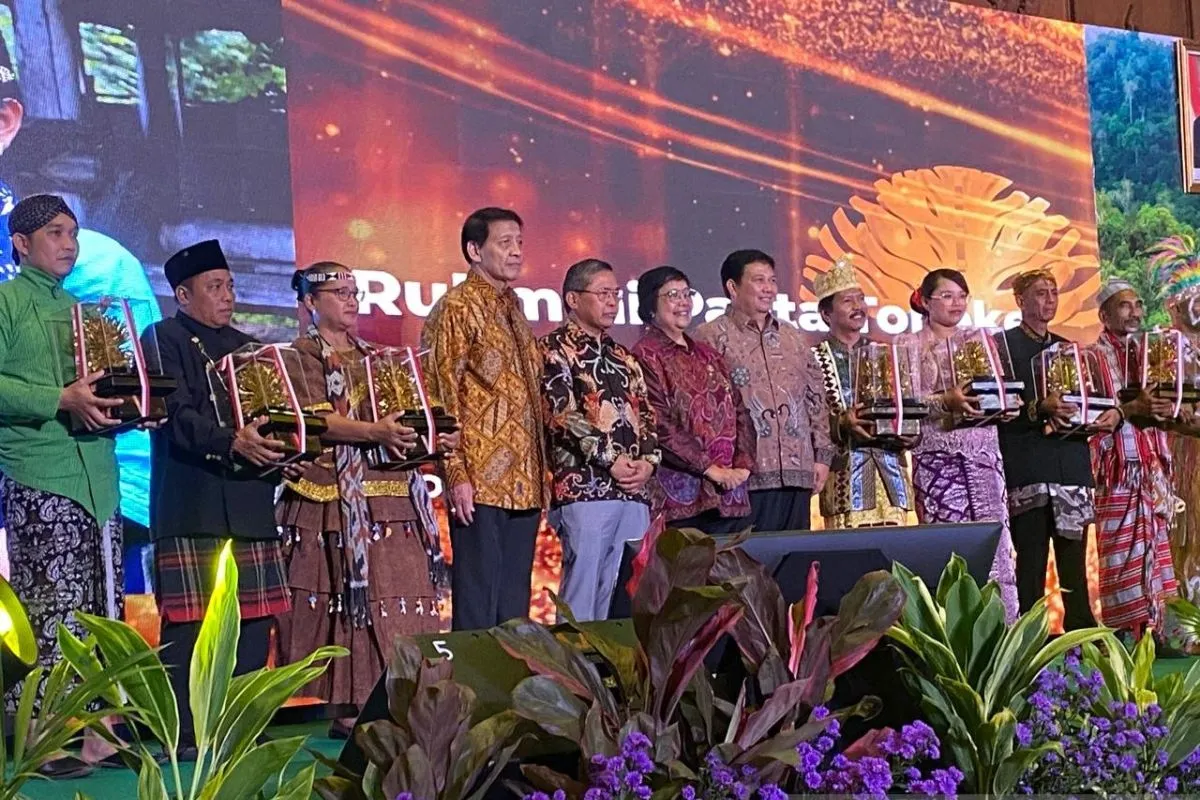 KALPATARU: Menteri LHK Siti Nurbaya (tengah) berfoto bersama para penerima Kalpataru 2024 di Jakarta, Rabu (5/6/2024).