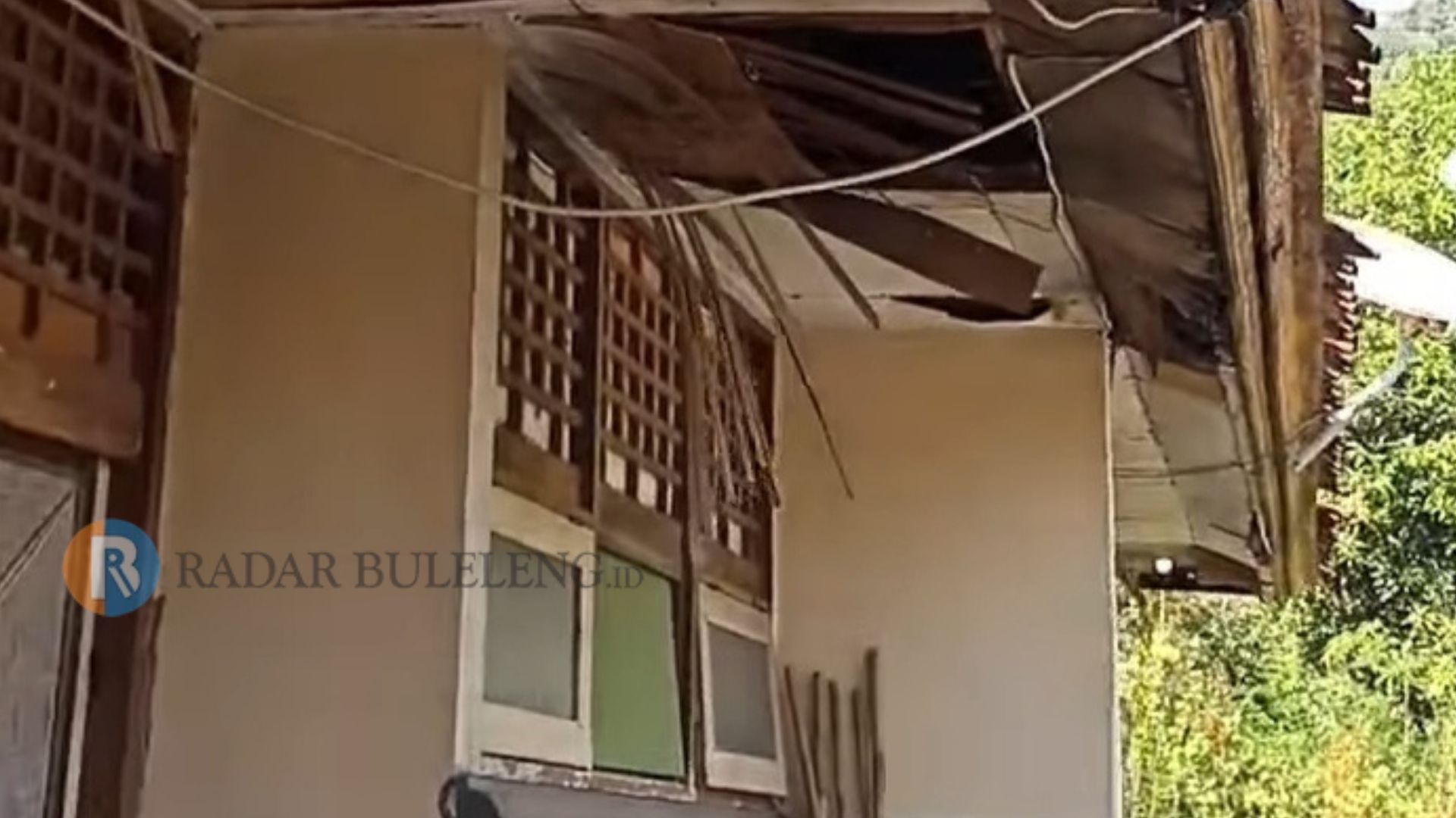 SEGERA: Kondisi kerusakan SDN 5 Pemuteran yang di atas 50 persen, mendapat perhatian khusus Dewan Buleleng. Dikhawatirkan, sekolah tersebut jadi sepi bila kerusakannya tidak segera diperbaiki.