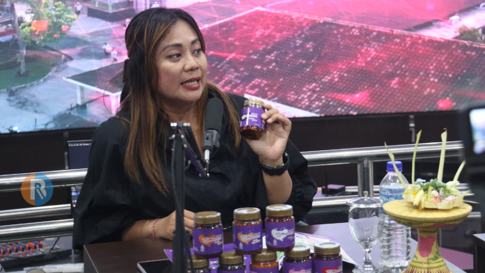 SAMBAL NUSANTARA: Ni Luh Mahendri Dinastuti menunjukkan salah satu produk sambal yang ia produksi.