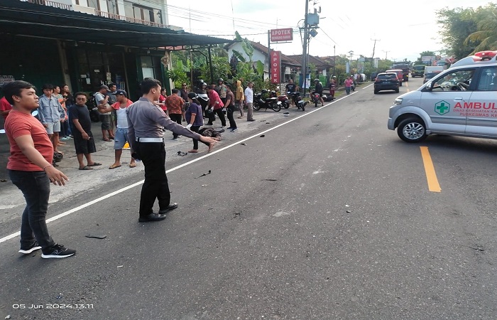 Polisi melakukan olah TKP lakalantas yang menewaskan Putu Yoga Yama Pratama di Jalur tengkorak Denpasar-Gilimanuk.