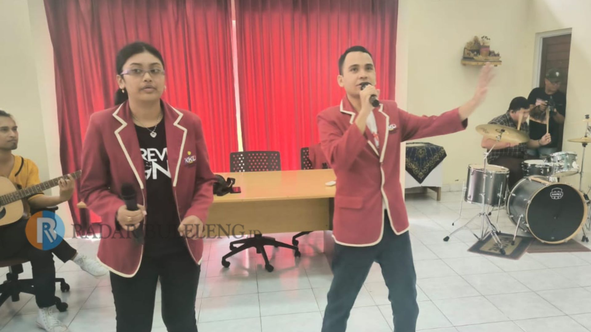 KREATIF: Aksi para disabilitas yang tergabung dalam Kretas Band saat latihan di Denpasar.