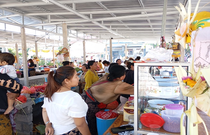 Pasar Happy yang dibangun Desa Tukadmungga untuk membentengi diri dari menjamurnya toko modern.
